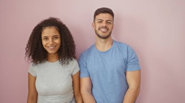 Gülümseyen çift pembe bir arka plana karşı birlikte duruyor, aşkı ve birlikteliği tasvir ediyorlar..