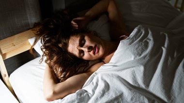 Kafkasyalı genç bir kadın rahat bir yatak odasında huzur içinde uyuyor. Huzur ve rahatlığı bir yuva ortamında somutlaştırıyor..