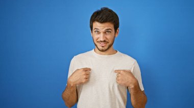 Sakallı, kendine güvenen genç bir İspanyol, mavi, soyutlanmış bir geçmişi işaret ediyor..