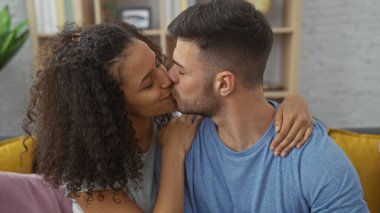 Sevecen bir çift nazikçe öpüşür, modern bir oturma odasının içi sıcacık olur..