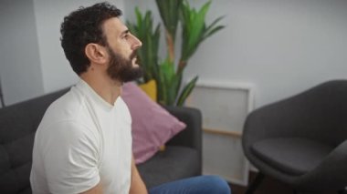 Gırtlak ağrısı, orta yaşlı bir adamı rahatsız eder. Evde baca ile enfekte olur. Rahatsız olur, beyaz tişört giyerken boynuna dokunur.