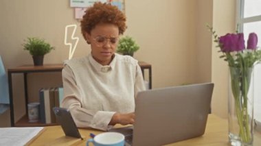 Sinirli Afro-Amerikan kadın evde somurtuyor, üzgün bir insanın negatif portresi şüpheli bir şekilde masada oturuyor.