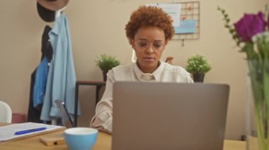 İğrenç bir Afro-Amerikan kadını, evde oturmuş, iğrenç, iğrenç, iğrenç bir koku yüzünden burnunu tutuyor. Kötü ev kokusu hoş olmayan nefeslere neden olur.