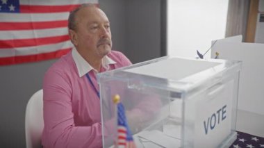 Pembe gömlekli son sınıf öğrencisi, Amerikan bayrağının arka planına karşı üzerinde 
