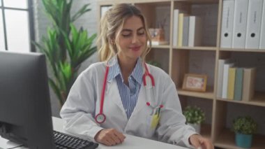 Kendine güvenen genç bir kadın doktor ofisinde poz veriyor, ilaç kullanıyor, sağlık sektöründe profesyonelliği somutlaştırıyor..