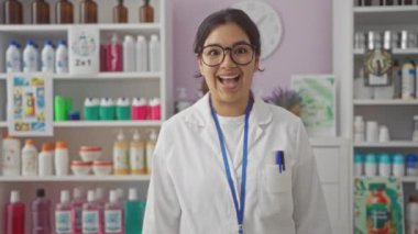Eczacı, üniforma giyen genç İspanyol kadın. Şaşırmış ve şaşırmış bir yüzü var. Eczanede ağzı açık.