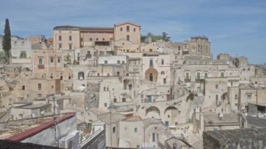 Materya 'daki antik taş binaların manzarası, Basilicata, İtalya' da tarihi bir kasaba, parlak mavi gökyüzüne karşı geleneksel mimariyi gözler önüne seriyor..