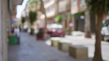Odaklanamayan binalar, araçlar ve Bokeh efektleriyle şehir yaşamını gösteren insanların bulunduğu bir açık şehir caddesinin bulanık arkaplanı görsel cazibeyi arttırıyor.