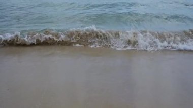 Salento, İtalya 'daki kumlu pescoluse plajında dalgalar yavaşça süzülüyor. Huzurlu ve huzurlu bir deniz manzarası yaratıyor. Rahatlatıcı bir kaçış için mükemmel..