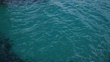 Salento, Torre Dell 'orso, Puglia, İtalya, Avrupa' daki canlı akuamarin deniz suyu ince dalgalar ve güneş ışığı yansımalarıyla sakin bir açık deniz manzarası yaratıyor..