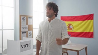 İspanyol seçmen kolejinde tişört giyen genç bir adam kızgın ve sinirli bir şekilde bağırıyor ve bağırıyordu.