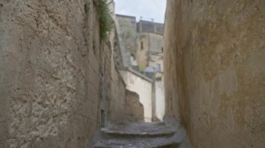 Bir adam tarihi materyal, bazilika, İtalya, antik mimari ve Avrupa seyahatinin özünü gözler önüne seren dar bir taş sokakta yürüyor..