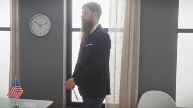 Takım elbiseli sakallı bir adam oy sandığına oy atar. Arka planda Amerikan bayrakları vardır. Demokrasiyi ve seçimi sembolize eder..