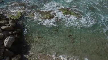 Gelibolu, puglia ve İtalya 'nın berrak turkuaz suları kayalara çarpıp durgun bir kıyı manzarası yaratır.