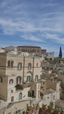 Materyalin Basilicata, İtalya 'daki manzarası, tarihi taş binalar ve mavi gökyüzünün altında bir katedral.