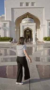 Abu Dabi 'de Qasr al Watan' ı keşfeden genç bir kadın Uae Sarayı 'nda turist merakı sergiliyor.