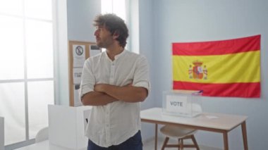İspanyol asıllı genç bir adam İspanyol seçim okulunda kendine güvenen, ayık bir ifadeyle ve düşünceli bir tavırla dikiliyor.