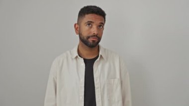 Beyaz bir arkaplan üzerinde tek başına duran, tişört giyen ve bir parmağını başarılı bir fikir olan birinci fikri işaret eden mutlu, genç Afrikalı Amerikalı bir adam.