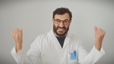 Galip gelen, bilim adamı üniformalı heyecanlı orta yaşlı adam! Kollarını kaldırarak, sevinçle ve gururla bağırarak. Beyaz izole bir arkaplanda büyük bir zaferin kutlaması.