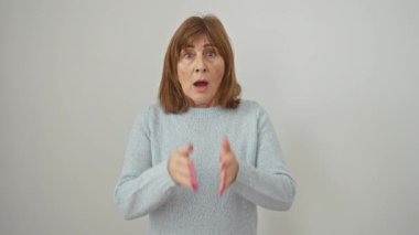 Şok olmuş orta yaşlı bir kadın, ağzı inanmazlık içinde, bembeyaz sırtüstü duruyor, duygular korkudan hayrete koşuyor, etkileyici yüzü bir şok fotoğrafı, panik..