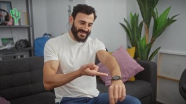 Sabırsız orta yaşlı adam kol saatini işaret ediyor, eve geç kaldı.!