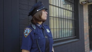 Orta yaşlı bir kadın polis memuru, şehir sokaklarında güvenle görev yapıyor..