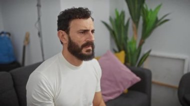 Yakışıklı, orta yaşlı bir adam, evde ağzıyla şok olmuş ve ağzını kapatmış. Anlaşılabilir bir şaşkınlık sonucu ortaya çıkan gizli bir hata.