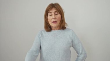 Tüh! Kazaklı olgun bir kadın hatanın farkına varır. Kafası karışıktır. Elleri başının üstündedir. Bir şey unuttum, kötü hafıza hatası. beyaz üzerine izole