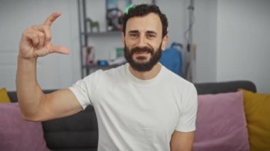 Kendinden emin orta yaşlı bir adam parmaklarıyla 