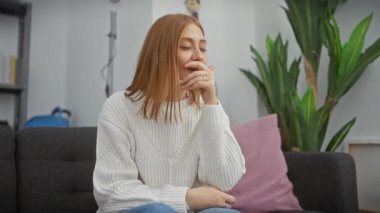 Evinde öksüren sıkıntılı kızıl saçlı kadın soğuk algınlığı mı yoksa bronşit tehlikesi mi? Kazak giyen bayanın sağlık sorunu.