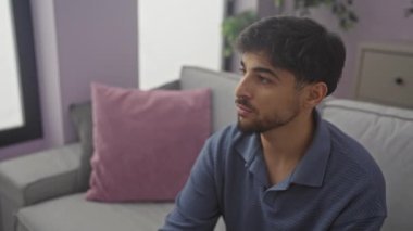 Modern bir apartman dairesinde sakallı ve gülümseyen yakışıklı bir Arap.