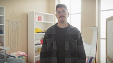 Kollarını kavuşturmuş genç bir İspanyol 'un portresi. Parlak ve düzenli bir soyunma odasında duruyor..