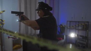 Silahlı ve fenerli bir kadın polis memuru gece vakti olay yerini arıyor..