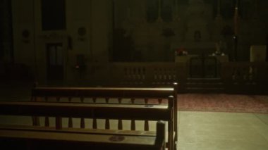 Ahşap banklar ve süslü sunak ile loş aydınlatılmış kilise iç mekanları ders, puglia, İtalya, Avrupa, sakin bir anda kapalı yakalandı.