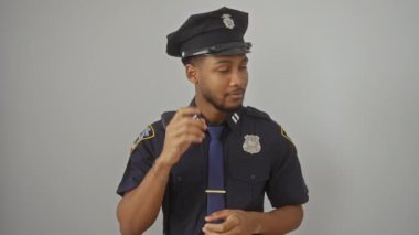 Yakışıklı Afro-Amerikan polisi ilginç dedikodular duyuyor. Kulak kabartma hareketi yapan bir adamın portresi. Son dedikodulara gülümseyen ve içine kapanık. Sağırlığa görsel bir kafa sallama.
