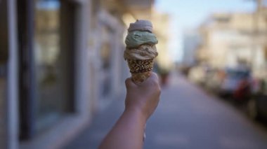 Gelibolu, puglia, İtalya 'da, bulanık arka planda Avrupa' da farklı aromalı dondurma külahı tutan bir kadın..