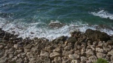 Gelibolu, puglia, İtalya 'nın kayalık kıyılarına vuran dalgalar, Avrupa' nın berrak mavi sularıyla birlikte açık deniz kıyısında sergileniyor..