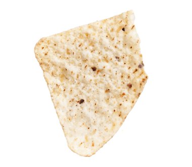 Beyaz arka planda izole edilmiş tek bir üçgen tortilla parçacığının yakın plan görüntüsü,.