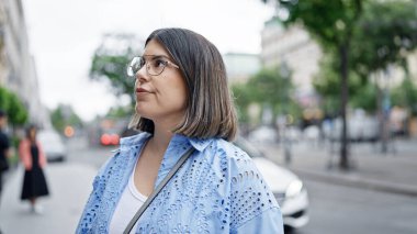 Viyana sokaklarında ciddi bir ifadeyle duran genç, güzel İspanyol kadın.