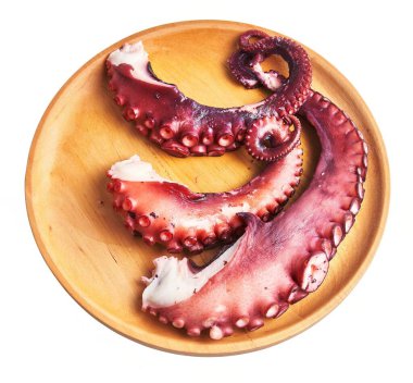 Lezzetli bir ahtapot dokunaçı ahşap bir tabakta duruyor, deniz mahsulleri lezzeti sergiliyor..