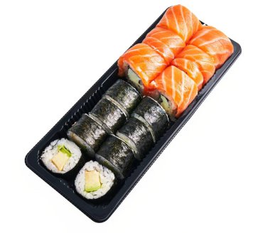 Nigiri ve Maki 'nin beyaz arka planda izole edilmiş siyah bir tepside yuvarlandığı bir suşi tabağı..