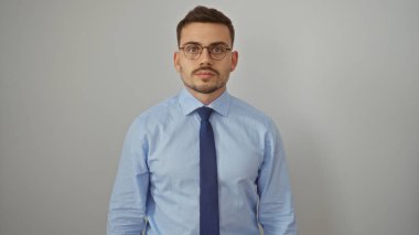 Yakışıklı, sakallı, gözlüklü, mavi gömlekli, beyaz arka planda soyutlanmış bir İspanyol..