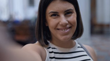 Kiliseyi ziyaret eden genç ve güzel İspanyol kadın Viyana 'daki Augustinian Kilisesi' nde selfie çekiyor.