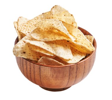 Tahta bir kasede gevrek tortilla cipsi. Beyaz arka planda izole edilmiş. Atıştırmalık ve aperatifleri çağrıştırıyor..