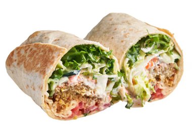 Taze, yarıya indirilmiş, sebzeli tavuk dürümü ve sosu beyaz arka planda..