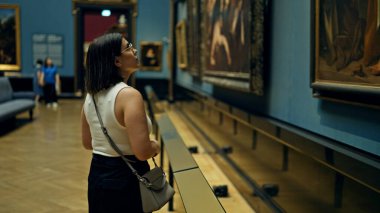 Güzel İspanyol bir kadın Viyana 'daki sanat müzesini ziyaret ediyor.