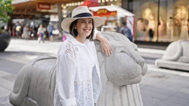 Stockholm sokaklarında aslan heykeliyle dikilen güzel İspanyol kadın.