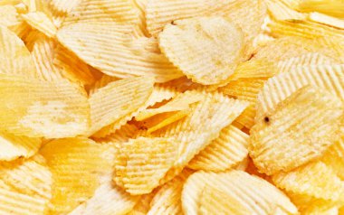 Patates cipsinin yakın çekim dokusu, arka plan ya da atıştırmalık konsepti için mükemmel..