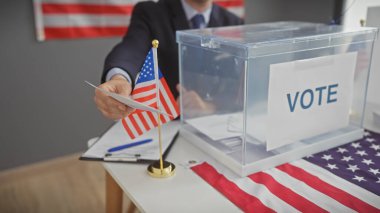 Demokrasiyi ve hükümeti sembolize eden Amerikan bayraklarıyla bize oy veren adam..