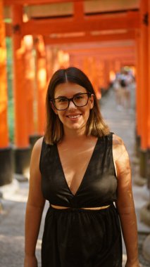 Fushimi inari-taisha, Kyoto 'nun görkemli torii kapılarına göz kamaştırıcı bir gülümseme sergiliyor.